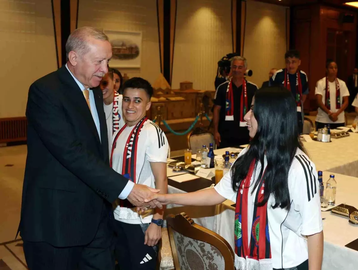 Cumhurbaşkanı Erdoğan, Yüksekovaspor Kadın Futbol Takımı'nı kabul etti