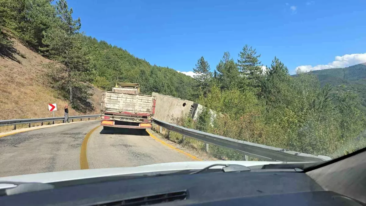Karabük-Bartın Karayolunda Beton Blok Kazası Trafiği Felç Etti