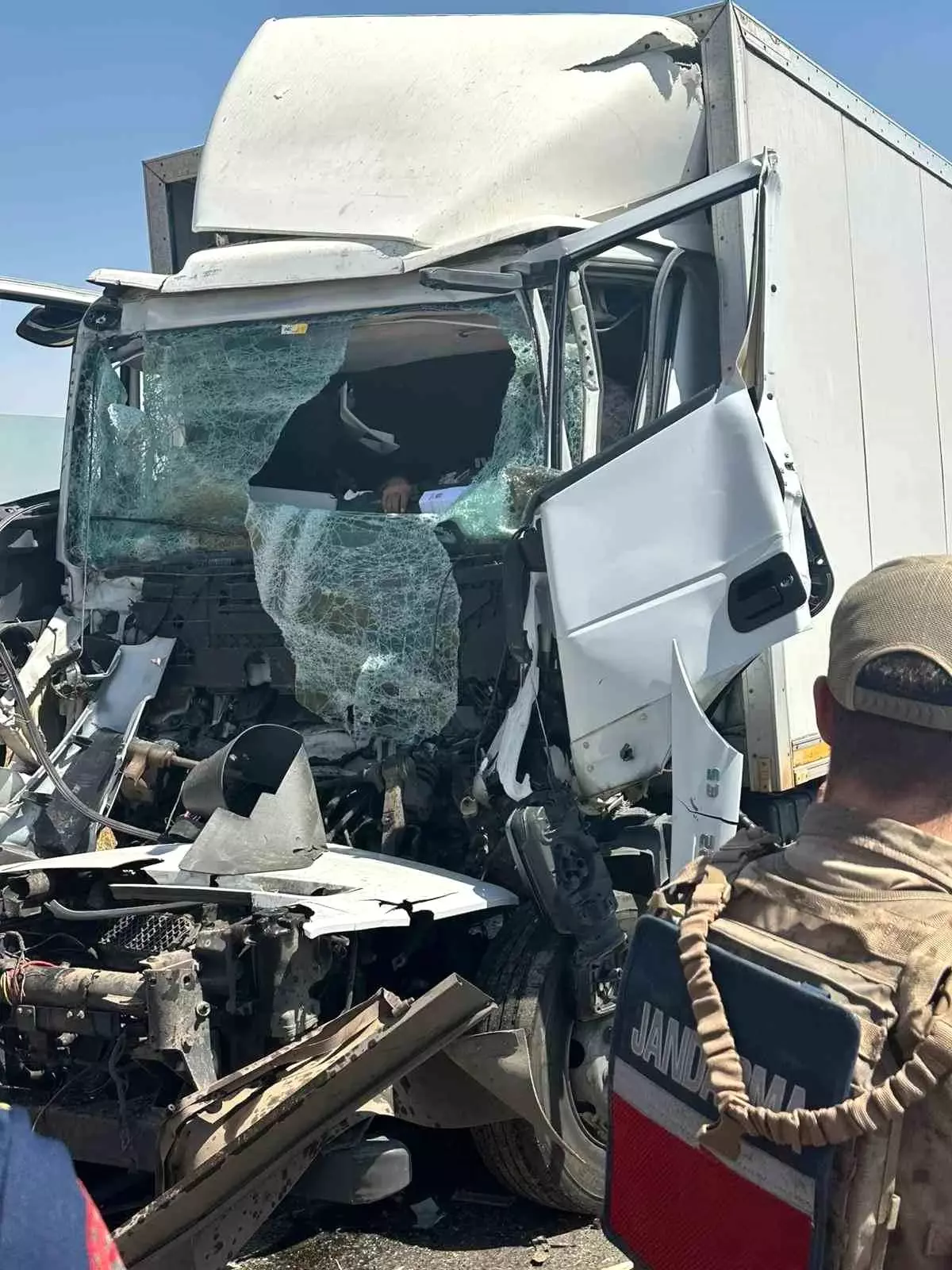 Diyarbakır&apos;da feci kaza: Tır sürücüsü hayatını kaybetti