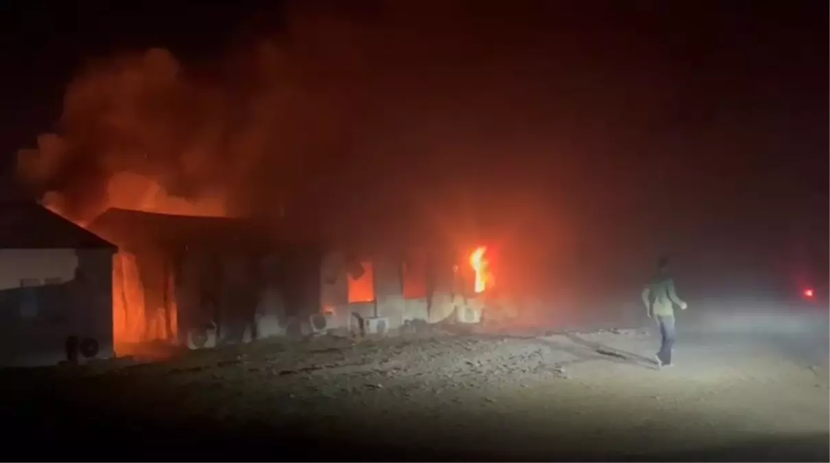 Diyarbakır'da Şantiyede Yangın: Bir İtfaiye Eri Yaralandı