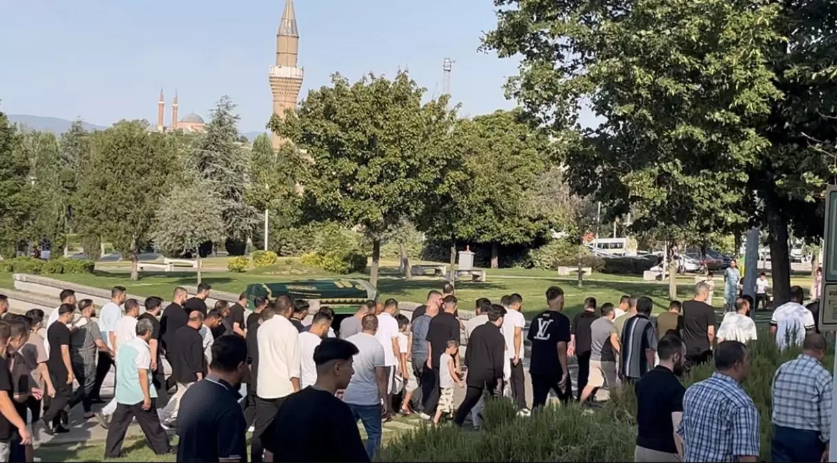 Bursa&apos;da Eşi Tarafından Bıçaklanarak Öldürülen Kadın Toprağa Verildi