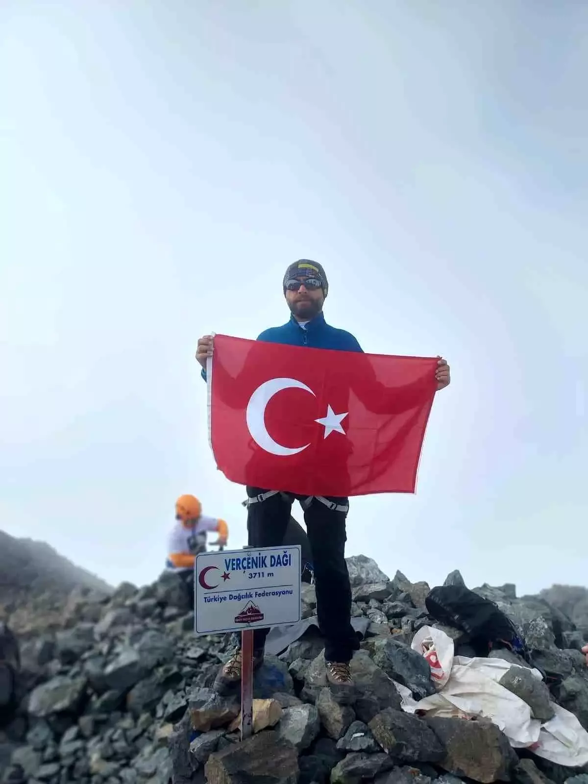 AFAD Personeli, İpsiz Recep Anısına Verçenik Dağı Tırmanışını Tamamladı