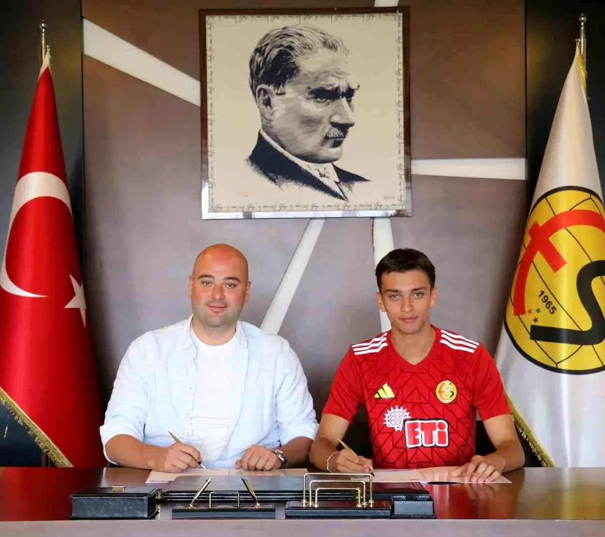 Eskişehirspor&apos;un Genç Yıldızı Arda Baran Çubuk Profesyonel Sözleşme İmzaladı