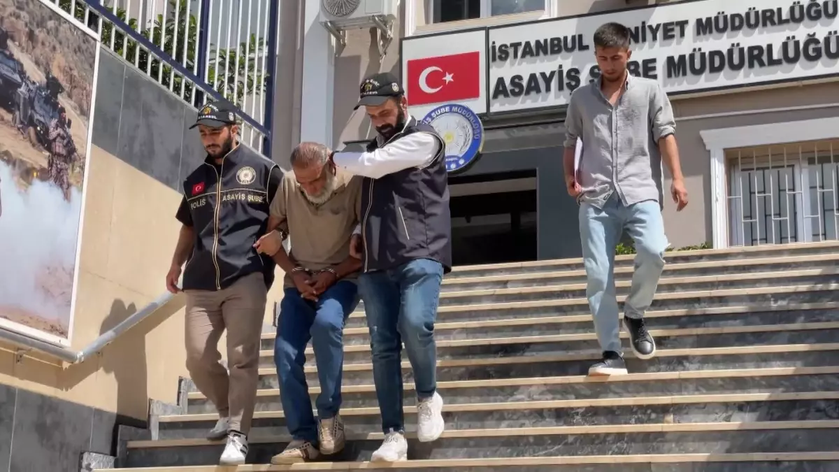 Galata Köprüsü&apos;nde Kumar Operasyonu: &apos;Seksenlerin Dolandırıcısı&apos; Yakalandı