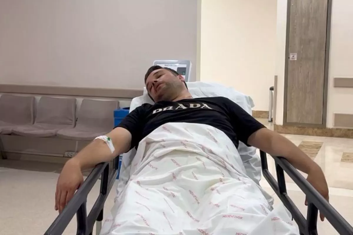 Gazeteci, eski vekilin cenazesinde darbedilip hastanelik oldu