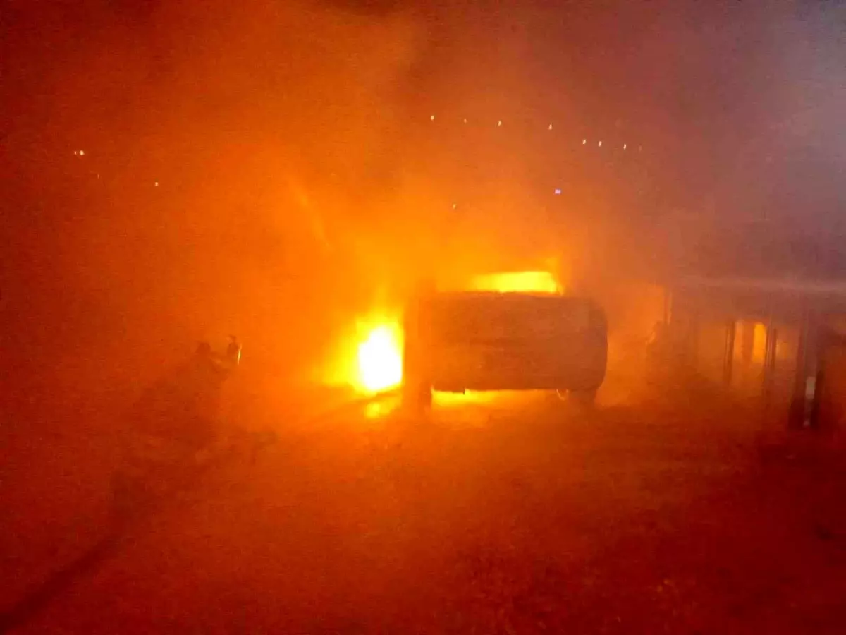 Hatay'da Yangın: İki Araç Yandı