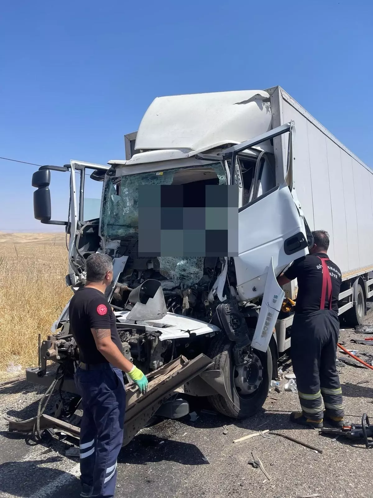 Diyarbakır&apos;da TIR Kazası: Şoför Hayatını Kaybetti