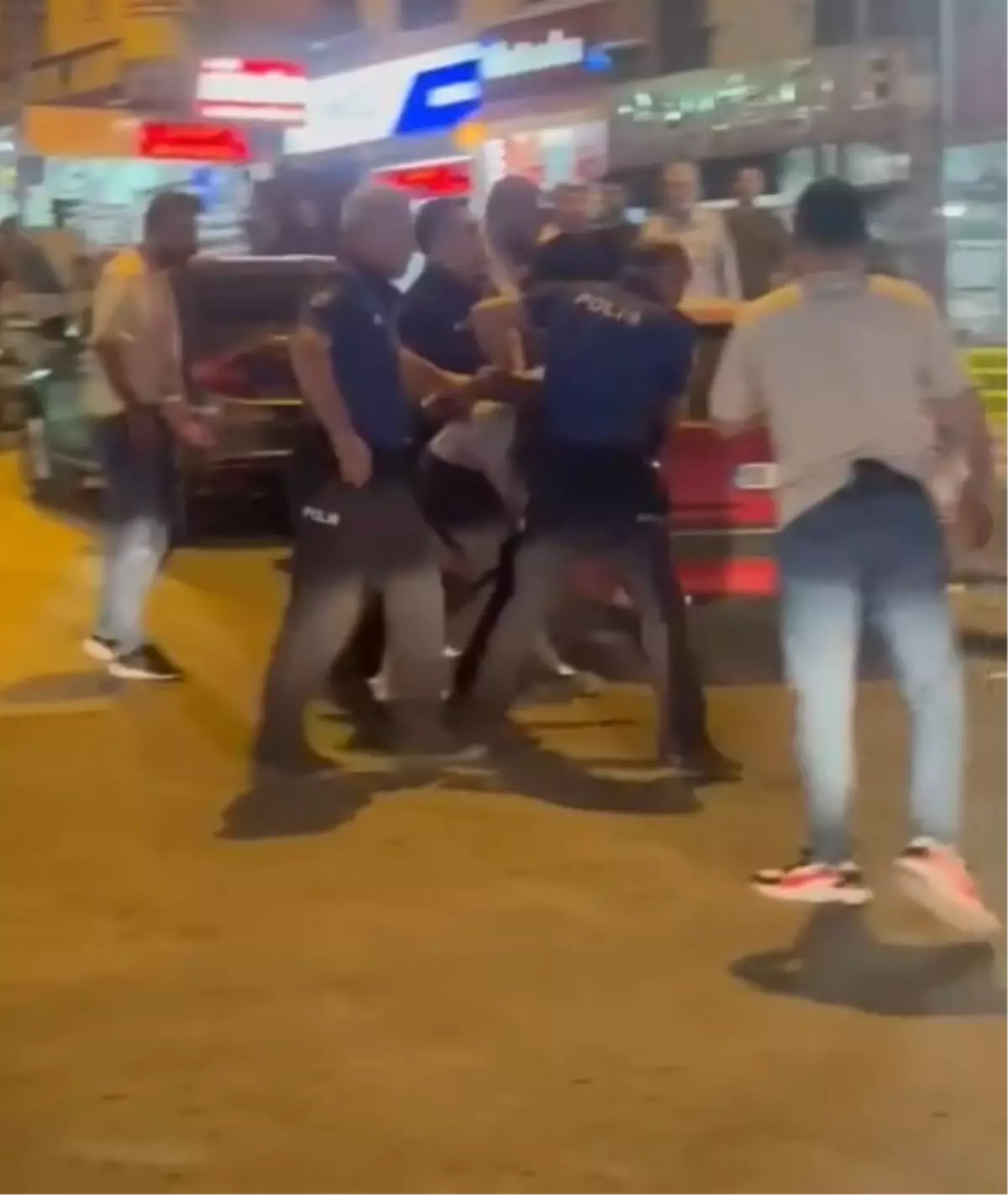 Keçiören&apos;de Ambulansa Saldıran Şüpheliler Gözaltına Alındı