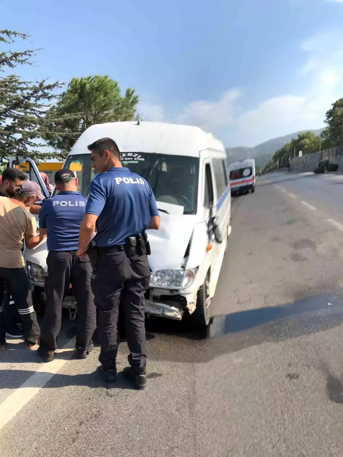 Manisa'da İşçi Servisi Ağaçla Çarpıştı: 8 Yaralı