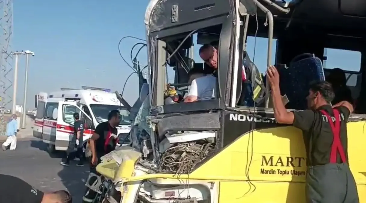 Mardin'de Halk Otobüsü ile Tır Çarpıştı: 1 Ölü, 11 Yaralı