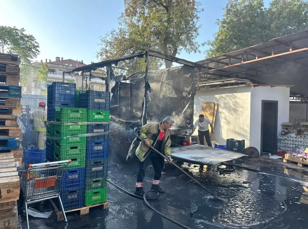 İzmir'de Market Kamyonu Yangın Çıkardı