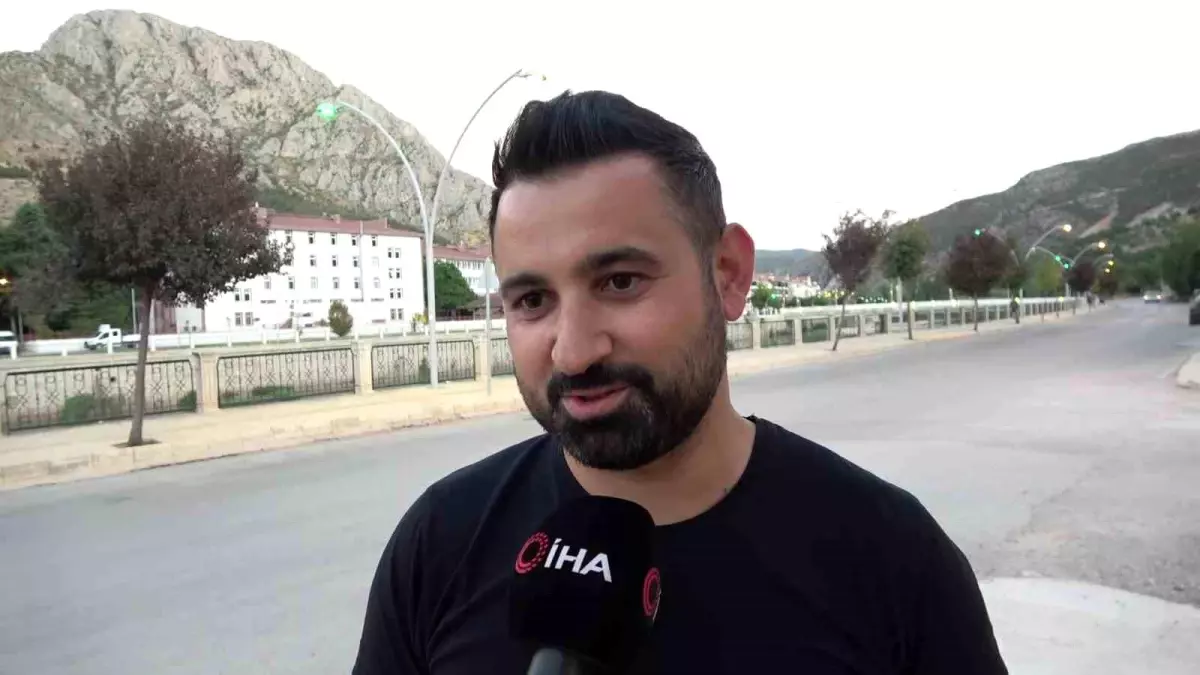 Amasya'da Motosikletli Gezgin Yılkı Atlarıyla Yarıştı