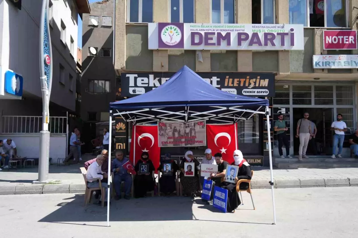 Muş&apos;ta Aileler PKK Kaçırdığı Çocukları İçin Teslim Ol Çağrısı Yapıyor