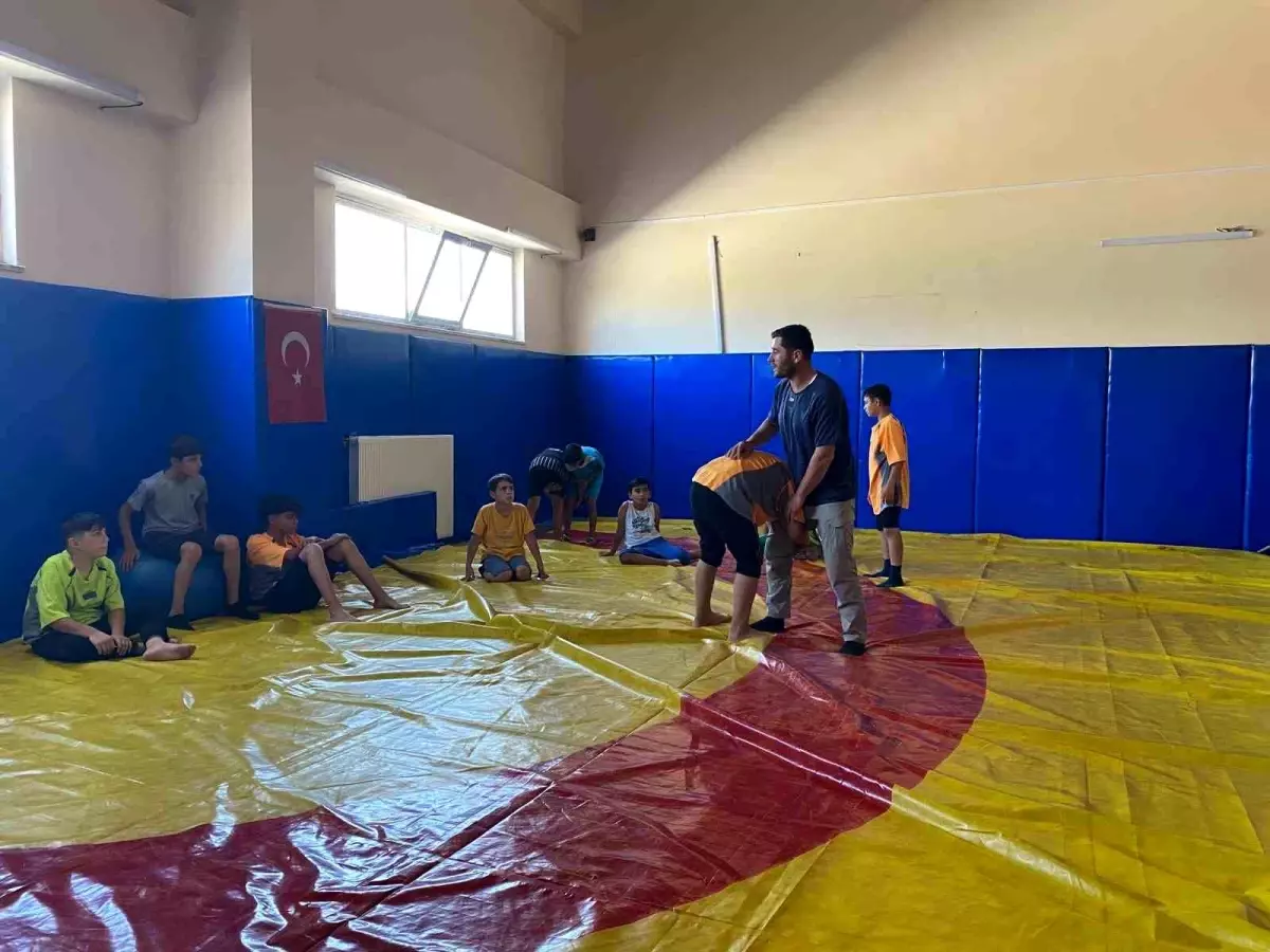 Muş'ta Yaz Spor Okulları Kapsamında Güreş Antrenmanları Yoğun İlgi Görüyor