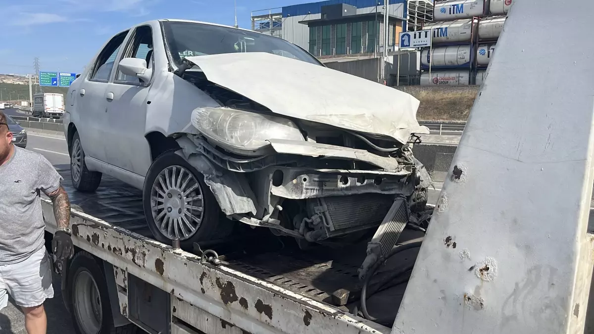 Gebze'de Bariyere Çarpan Otomobilde 4 Yaralı