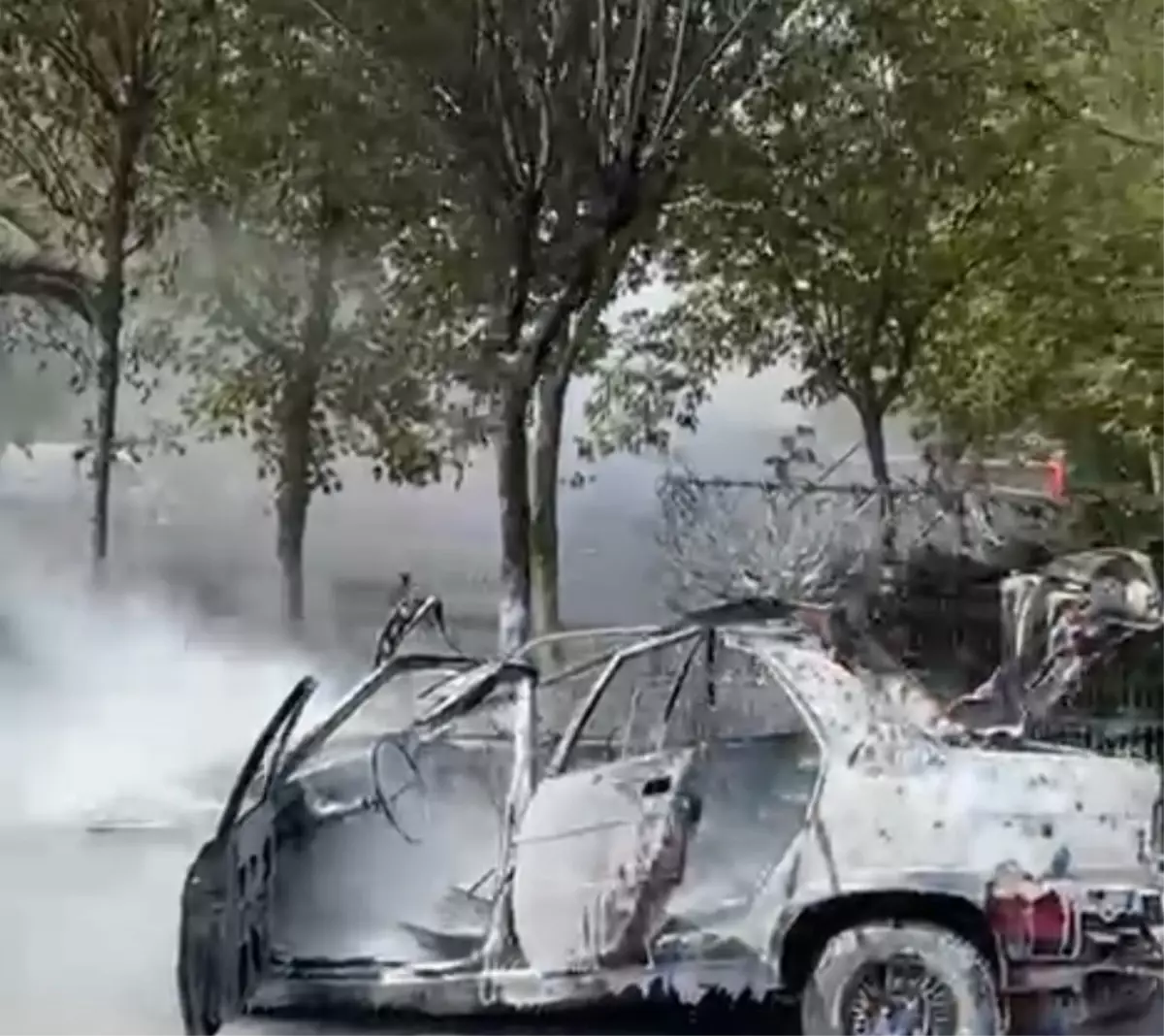 Kocaeli Gebze'de Park Halindeki İki Otomobilde Yangın