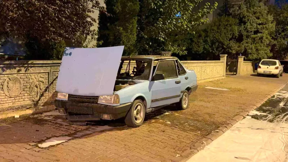 Kayseri&apos;de Park Halindeki Otomobil Alev Alev Yandı
