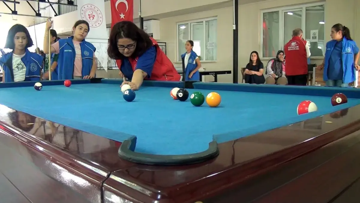 Pütürge'de Genç Kızlar Bilardo Kurslarına Yoğun İlgi Gösteriyor