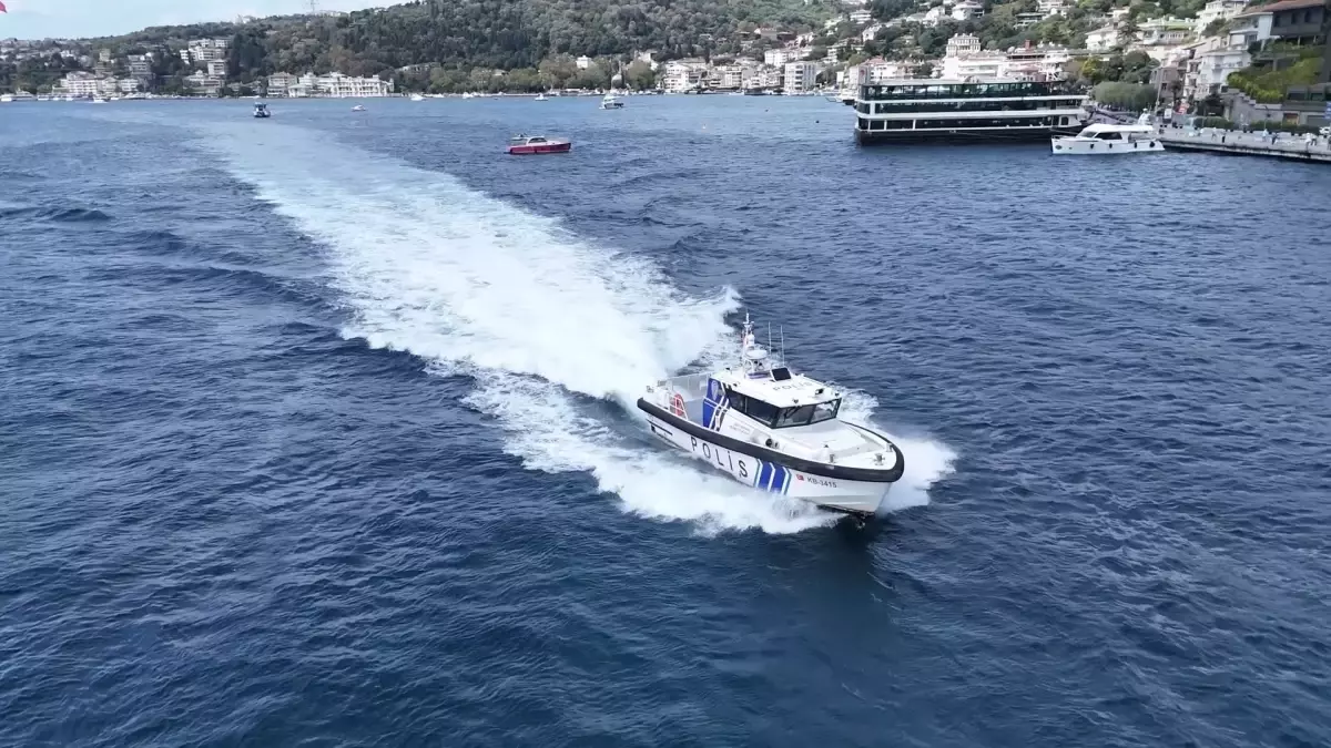 İstanbul Boğazı'nda Kaybolan Rus Yüzücü için Arama Çalışmaları Devam Ediyor