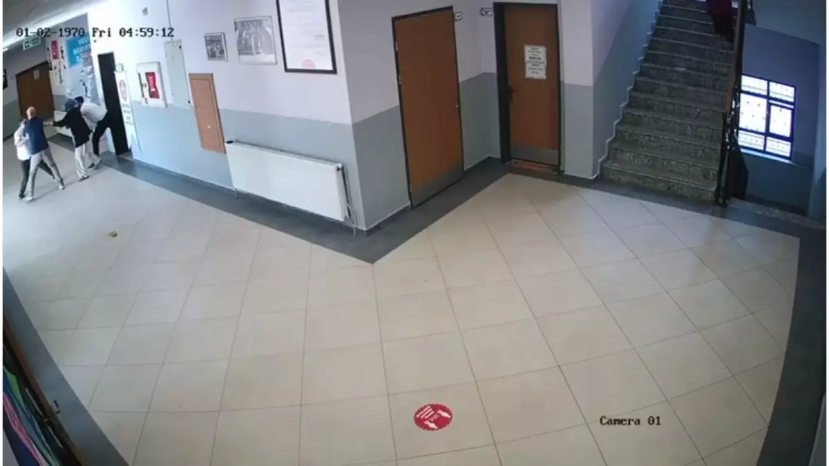 Darıca&apos;da Okul Kaydı İçin Bıçaklı Saldırı Girişimi