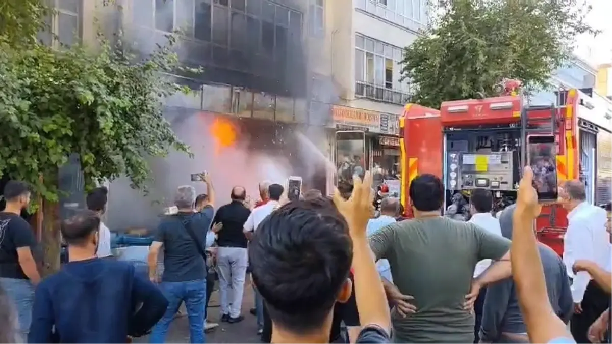 Şanlıurfa&apos;da Elektrik Malzemeleri Satan İş Yerinde Yangın
