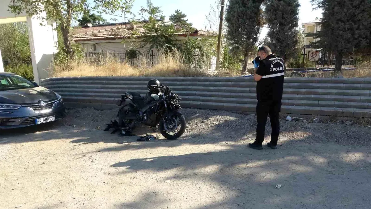 Malatya'da Motosiklet Servis Aracına Çarptı, Sürücü Ağır Yaralandı