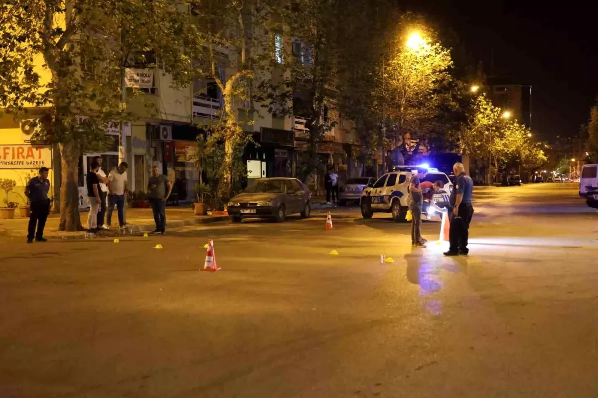 Adana'da Motosikletli İki Şahıs Kafe Önünde Havaya Ateş Açtı