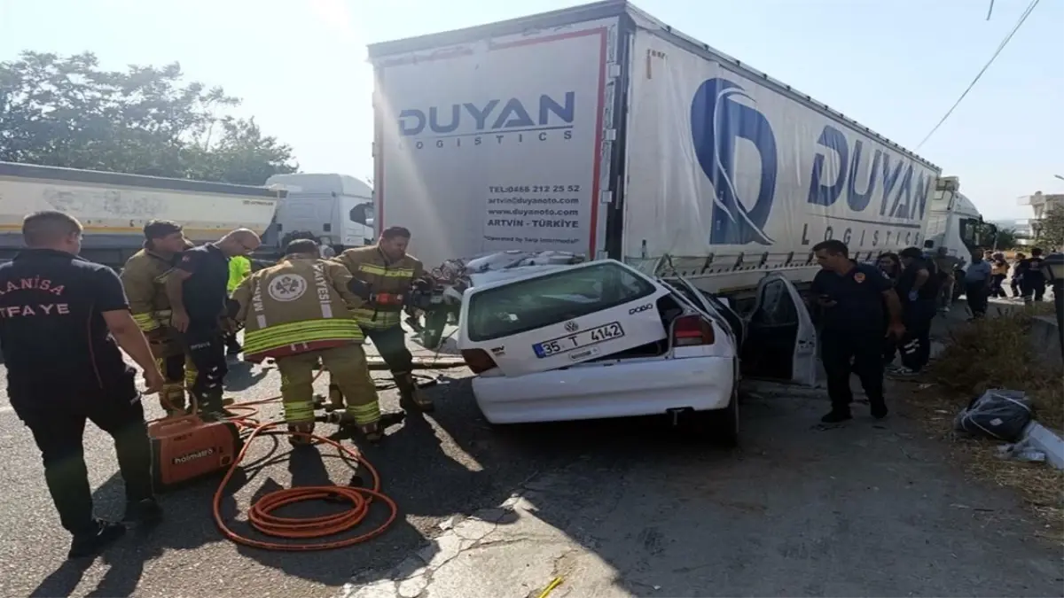 Manisa&apos;da TIR ile otomobil çarpıştı: İki genç hayatını kaybetti