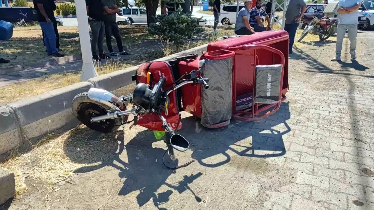 Sivas&apos;ta Elektrikli Motosiklet Kazası: Sürücü Hayatını Kaybetti