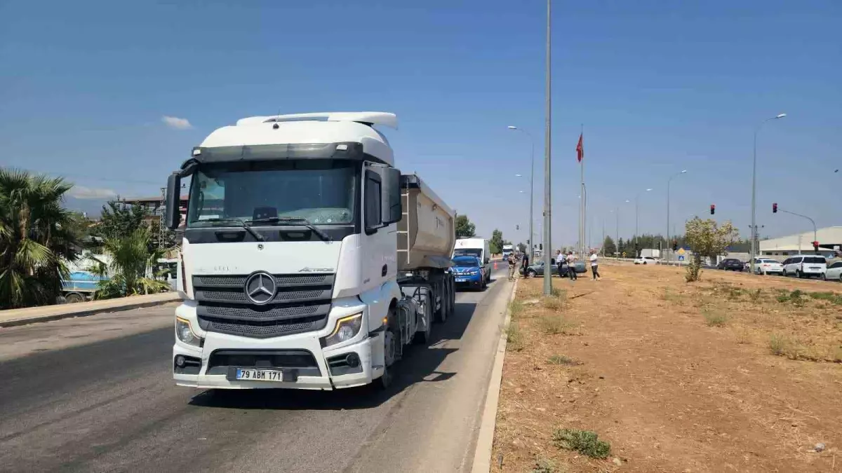 Hatay'da Tırla Çarpışan Tofaş Otomobilinde Yaralanan İki Kişi Hastaneye Kaldırıldı