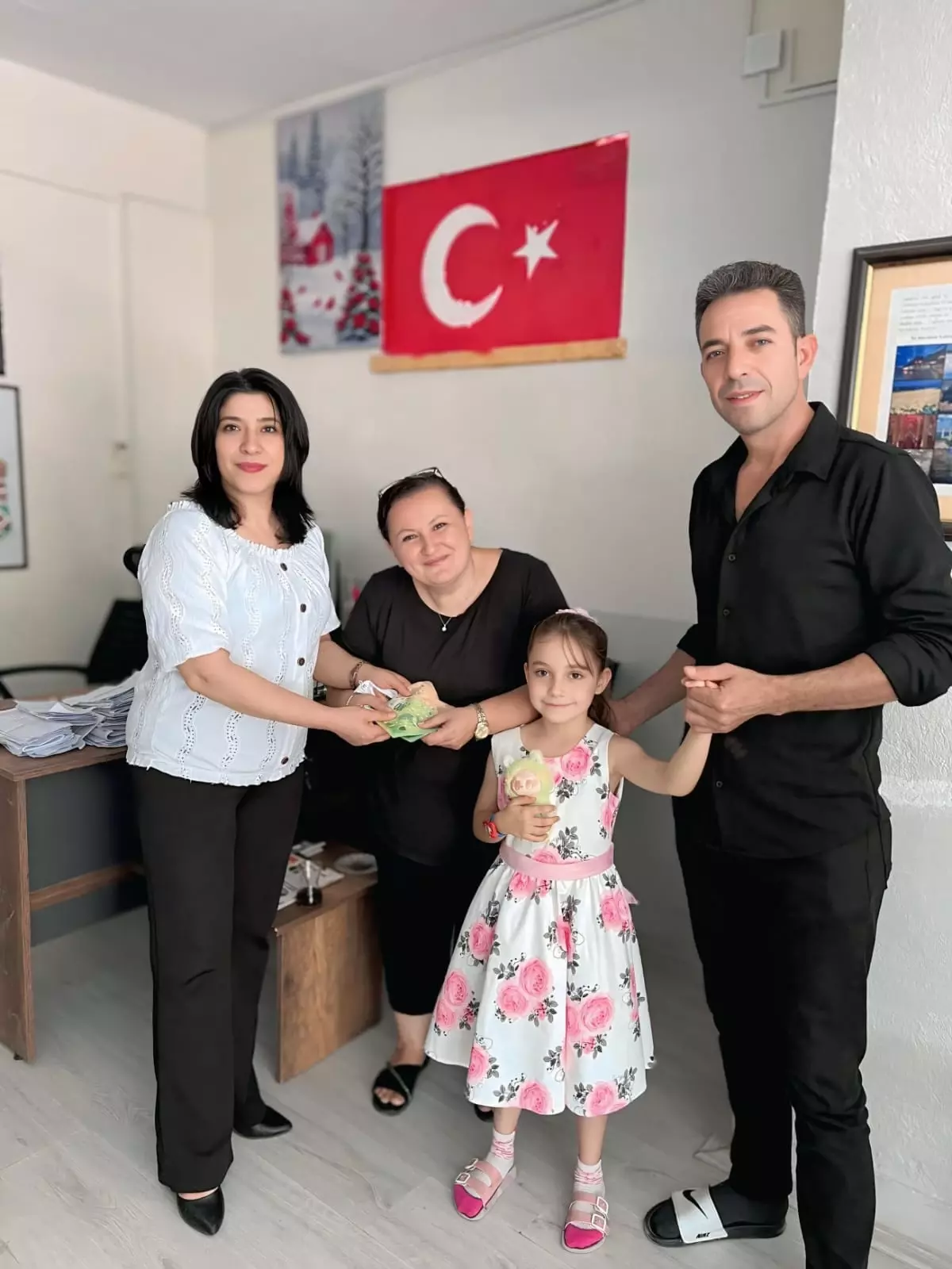 8 Yaşındaki Kız Cüzdanı Sahibine Teslim Etti
