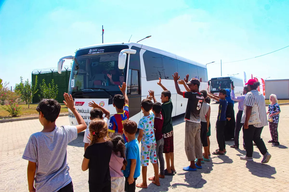 Suriye&apos;den Türkiye&apos;ye Sığınan 160 Kişi Gönüllü Olarak Ülkelerine Döndü