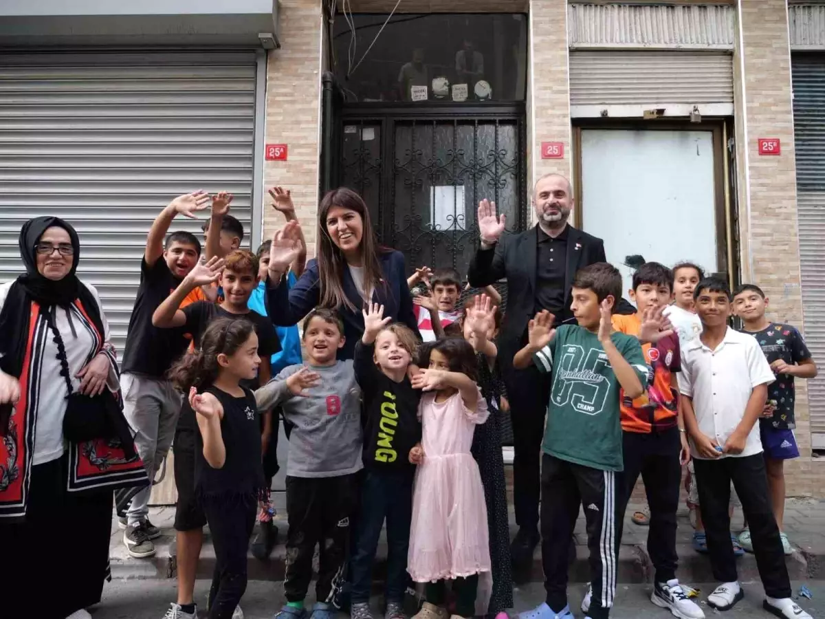 Derya Ayaydın, Fatih'te Eğitim için Çanta Dağıttı
