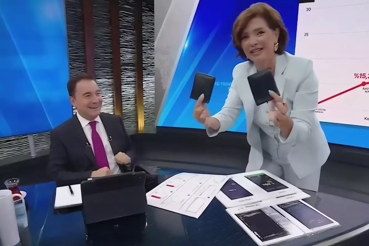 Ali Babacan canlı yayında cebinden çift cüzdan çıkardı