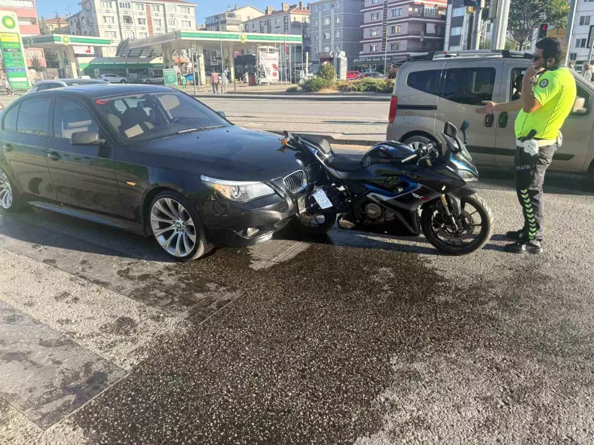 Ankara&apos;da Trafik Kazası: Motosiklet Sürücüsü Yaralandı