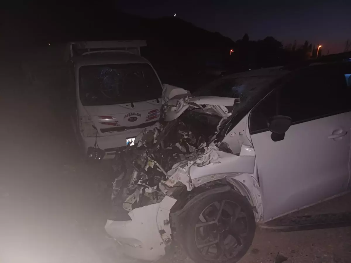 Nallıhan&apos;da Otomobil ile Kamyonet Çarpıştı: 6 Yaralı
