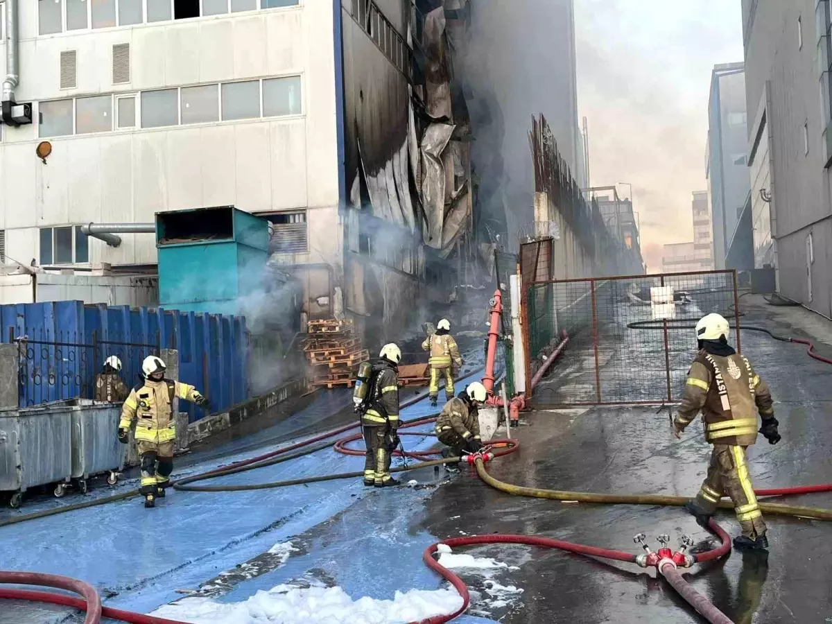 Arnavutköy'de Fabrikada Çıkan Yangın Korkuttu