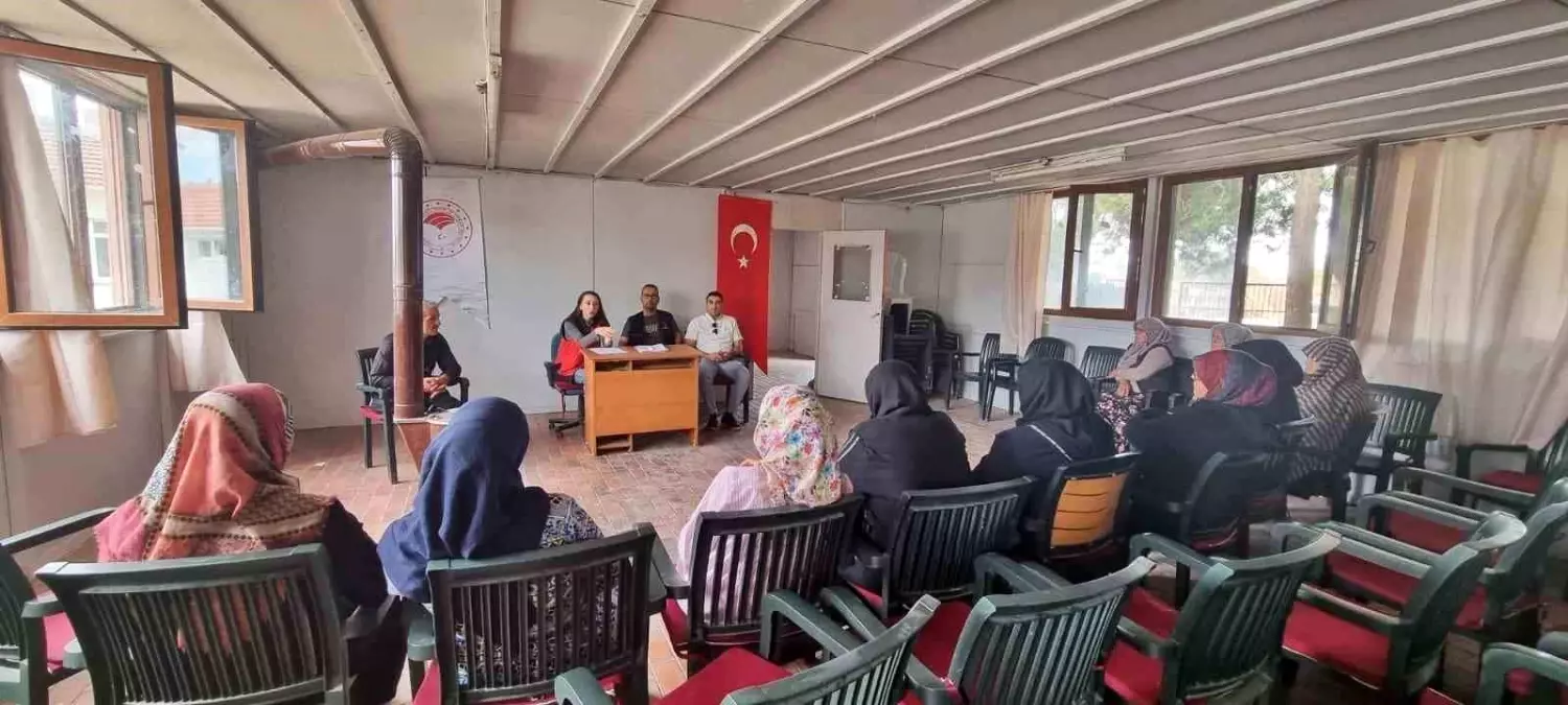 Kütahya'da Çilek Üreticilerine İyi Tarım Uygulamaları Eğitimi Verildi
