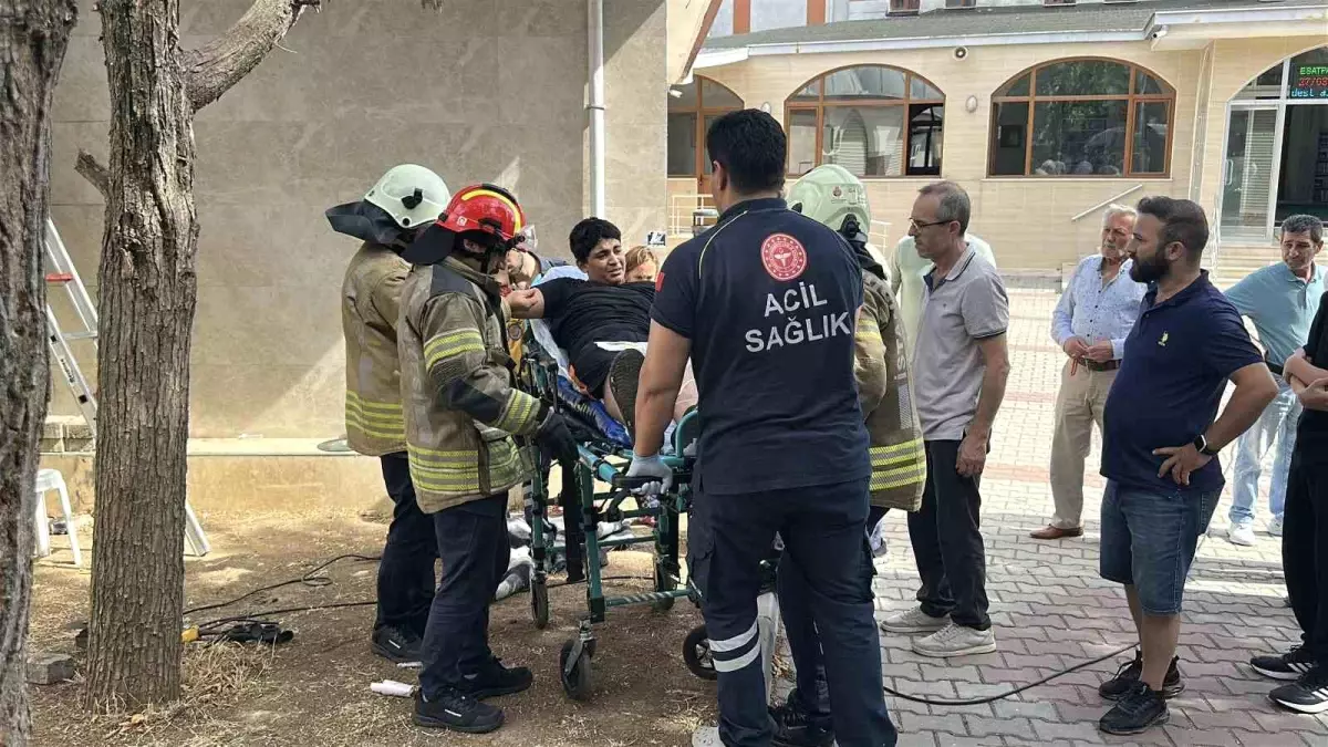 Ataşehir&apos;de Oyun Sırasında Korkuluk Demiri Koluna Saplanan Çocuk Hastaneye Kaldırıldı
