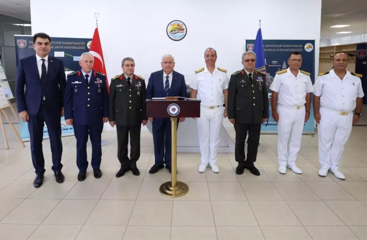 Milli Savunma Bakanı Yaşar Güler İstanbul Tersanesi'nde İnceleme Yaptı