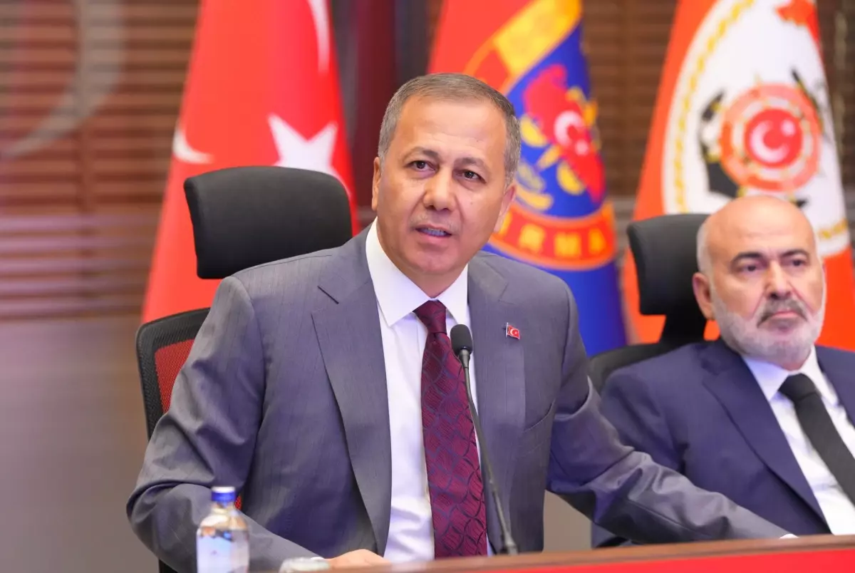 İçişleri Bakanı Yerlikaya, Büyükşehir Valileriyle Toplantı Düzenledi