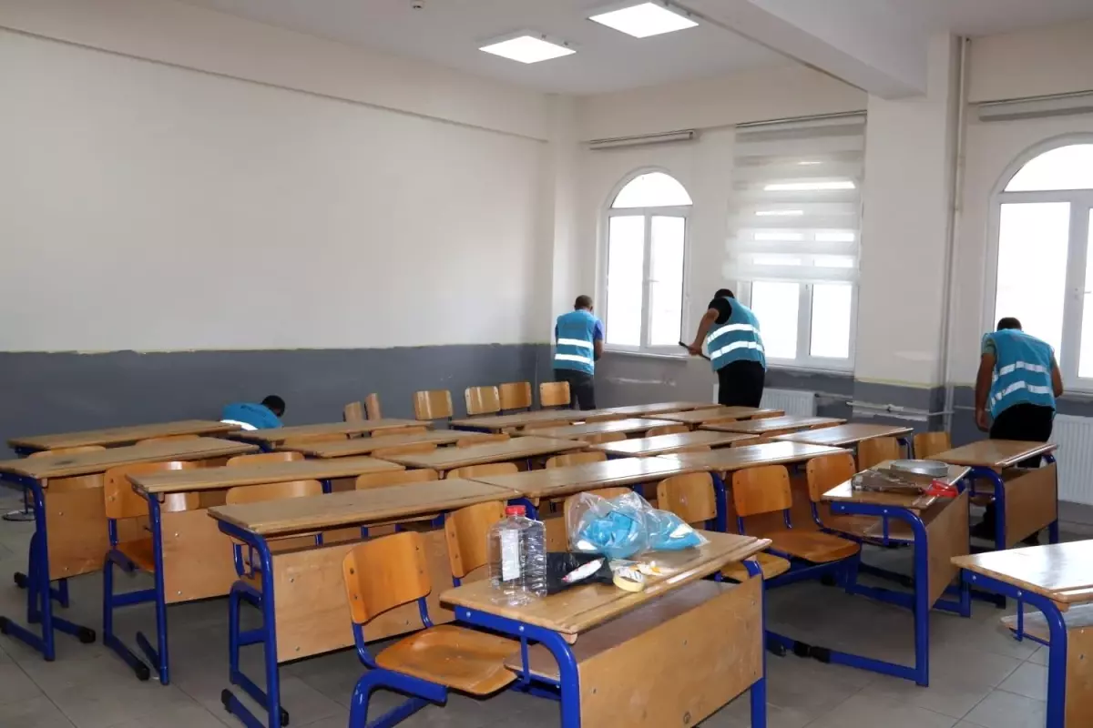 Balıkesir'deki okullar el birliğiyle yenilendi: Denetimli serbestlik yükümlülerinden eğitime katkı