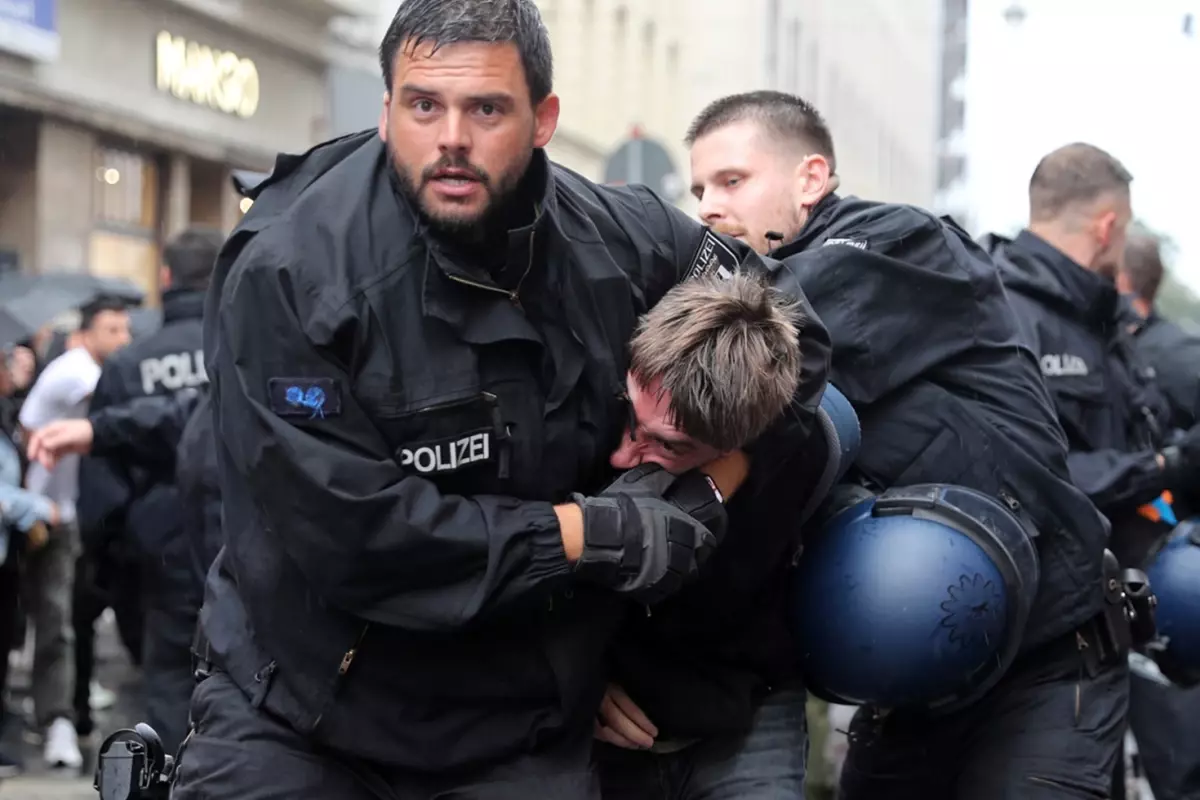 Berlin'de 'İsrail' protestosuna polisten sert müdahale: 8 gözaltı