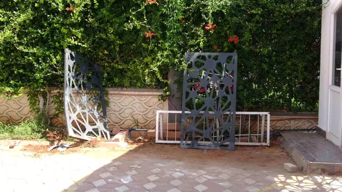 Mersin&apos;de Kaza: Kadın Sürücü Yaya Komşusuna Çarptı