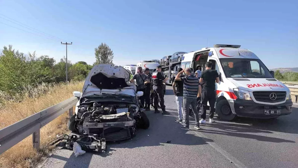 Bursa&apos;da otomobilin traktöre çarpması sonucu kaza