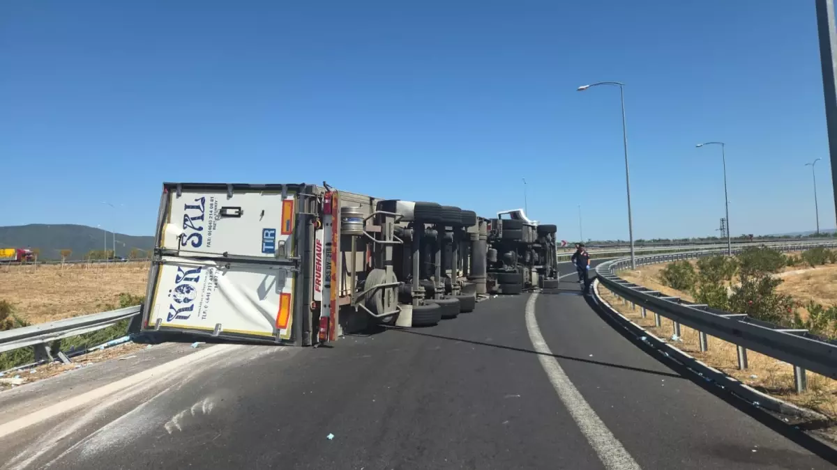 Bursa&apos;da TIR Kazası: Şoför Yaralandı, Otoyol 3 Saat Kapalı Kaldı