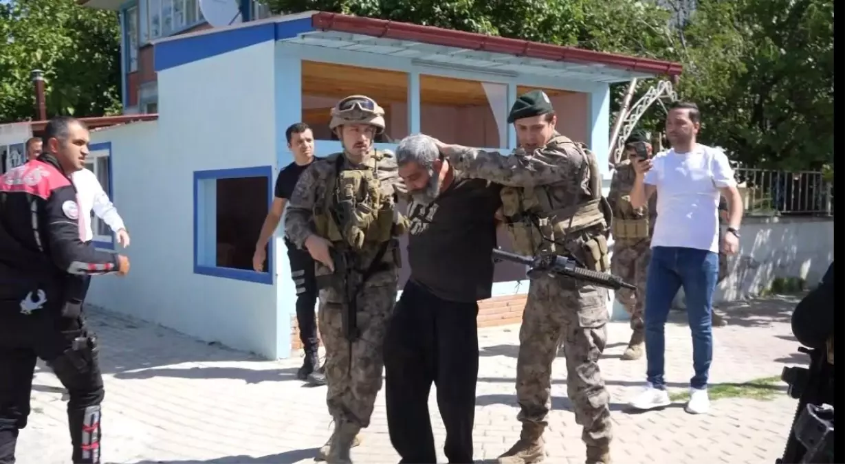 Erzincan&apos;da Silahlı Saldırı: 1 Ölü, 1 Yaralı, Zanlı Tutuklandı