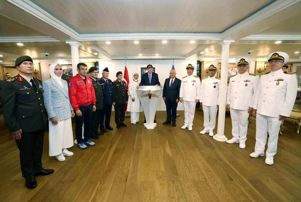 Cumhurbaşkanı Erdoğan, TEKNOFEST kapsamında Savarona yatını ziyaret etti