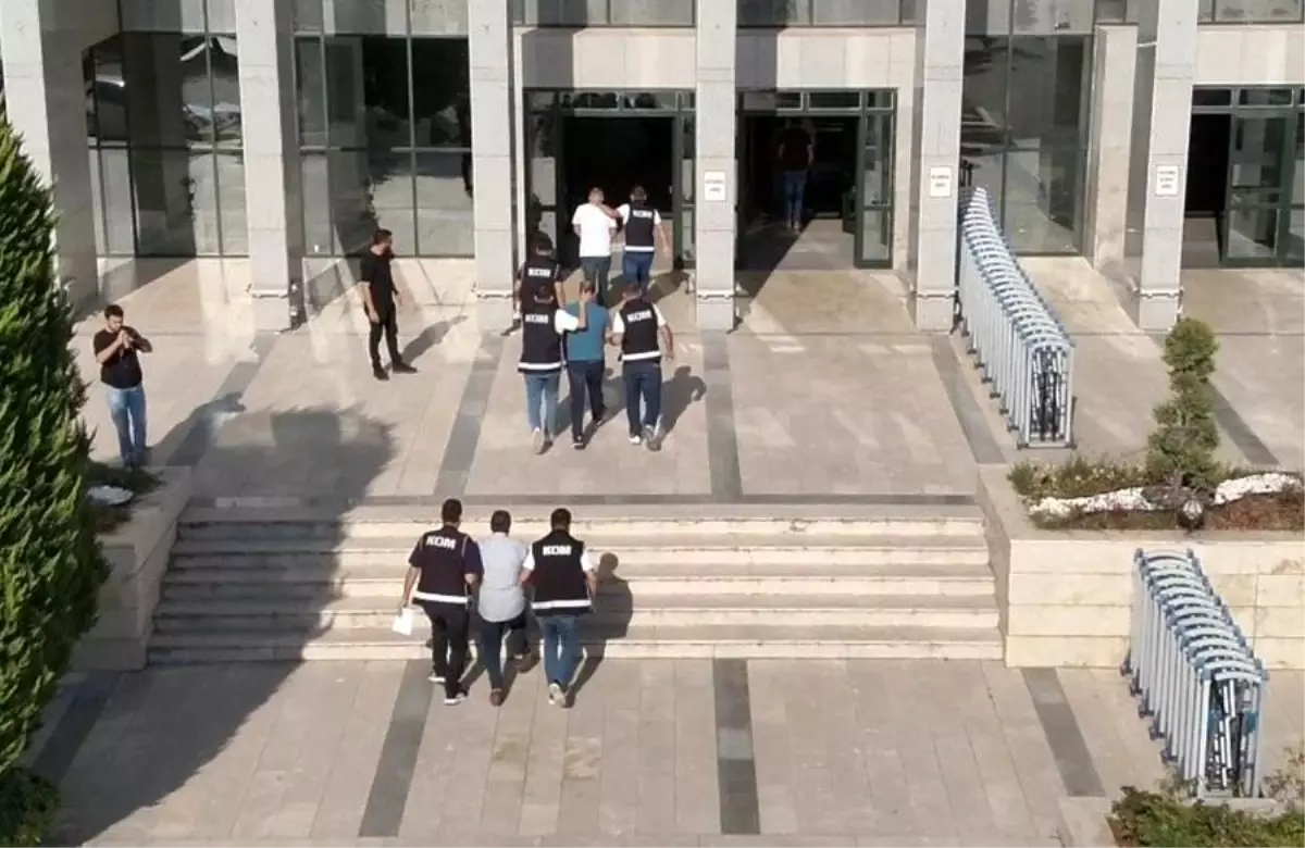 Denizli'de Silah Kaçakçılığı Operasyonu: 3 Şüpheli Tutuklandı