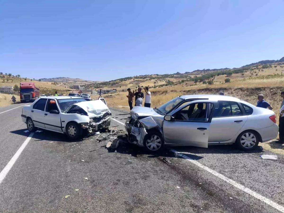 Diyarbakır'da Kafa Kafaya Çarpışma: 2 Yaralı